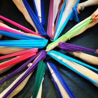Our first ever Summer Pointe Intensive @c_unit_studio is well underway and I couldn’t be more excited! 
Pointe Tip: You need strong toes to dance on pointe, but this exercise will help prepare you. All you need is a resistance band to try it out.

#ballet #prepointe #pointe #pointeprep #balletexercise #balletclass #ballerinamagazine #ballerinamagstudent